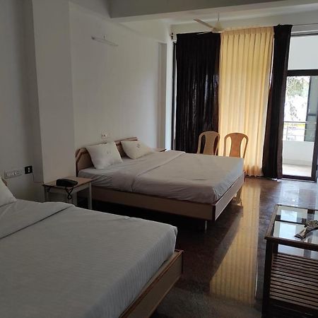 מלון Vālpārai Sabari Residency מראה חיצוני תמונה